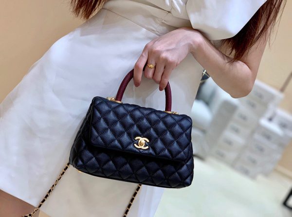 Chanel Coco Bolsa Handle Caviar Preta Bag Black like authentic, sử dụng chất liệu chính hãng, sản xuất hoàn toàn bằng thủ công, chuẩn 99% so với chính hãng, full box và phụ kiện, cam kết chất lượng tốt nhất, hỗ trợ trả góp 0% bằng thẻ tín dụng