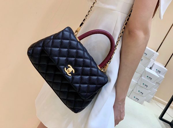 Chanel Coco Bolsa Handle Caviar Preta Bag Black like authentic, sử dụng chất liệu chính hãng, sản xuất hoàn toàn bằng thủ công, chuẩn 99% so với chính hãng, full box và phụ kiện, cam kết chất lượng tốt nhất, hỗ trợ trả góp 0% bằng thẻ tín dụng