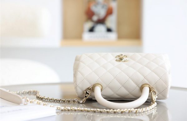 Chanel Coco Handle Bag Cream 2021 sử dụng chất liệu da nguyên bản như chính hãng, sản xuất hoàn toàn bằng thủ công, cam kết chất lượng tốt nhất chuẩn 99%, kim loại mạ vàng 24k, full box và phụ kiện