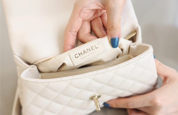 Chanel Coco Handle Bag Cream 2021 sử dụng chất liệu da nguyên bản như chính hãng, sản xuất hoàn toàn bằng thủ công, cam kết chất lượng tốt nhất chuẩn 99%, kim loại mạ vàng 24k, full box và phụ kiện