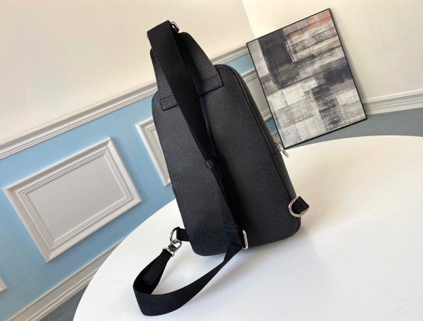 Túi Đeo Chéo Louis Vuitton Avenue Sling Bag Black Taiga Cowhide Leather chất lượng like authentic sử dụng chất liệu chính hãng, sản xuất hoàn toàn bằng thủ công, chất lượng tốt nhất chuẩn 99%