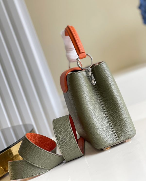Túi xách Louis Vuitton Capucines Bag Khaki Gold Coquille like authentic sử dụng chất liệu chính hãng, sản xuất hoàn toàn bằng thủ công, cam kết chất lượng tốt nhất, full box và phụ kiện