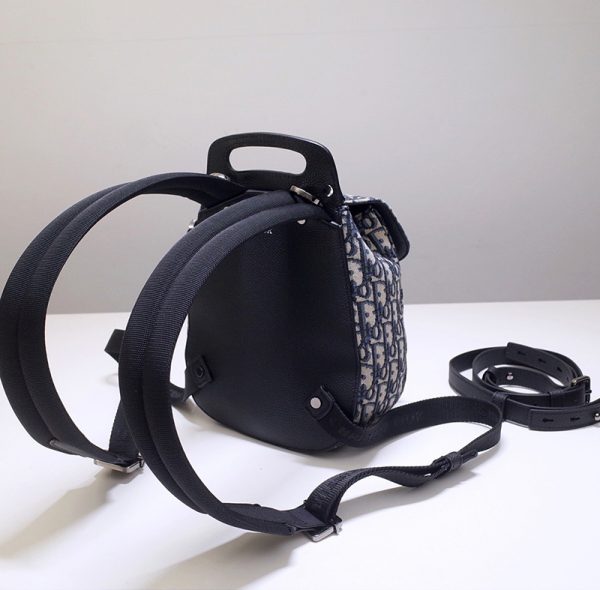 Balo Dior Oblique Jacquard Mini Saddle Backpack like authentic sử dụng chất liệu chính hãng, sản xuất hoàn toàn bằng thủ công, cam kết chất lượng tốt nhất chuẩn 99% so với chính hãng, hỗ trợ trả góp 0% bằng thẻ tín dụng