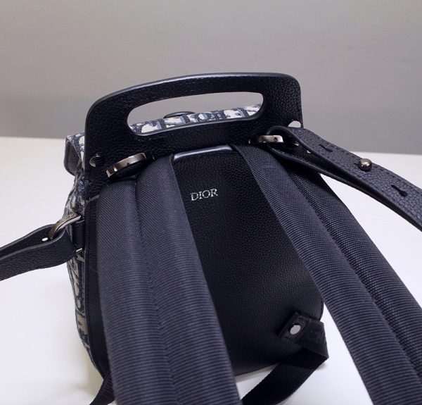 Balo Dior Oblique Jacquard Mini Saddle Backpack like authentic sử dụng chất liệu chính hãng, sản xuất hoàn toàn bằng thủ công, cam kết chất lượng tốt nhất chuẩn 99% so với chính hãng, hỗ trợ trả góp 0% bằng thẻ tín dụng