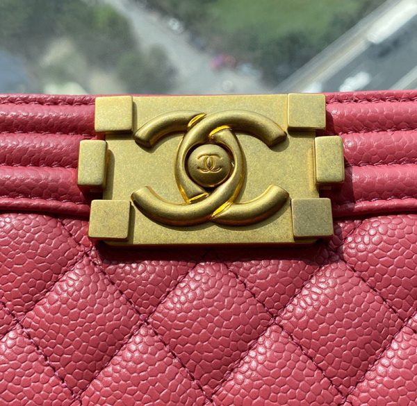 Chanel Boy Bag Pink Quilted Caviar like authentic sử dụng chất liệu chính hãng, sản xuất hoàn toàn bằng thủ công, chuẩn 99% so với chính hãng, cam kết chất lượng tốt nhất, hỗ trợ trả góp 0% bằng thẻ tín dụng