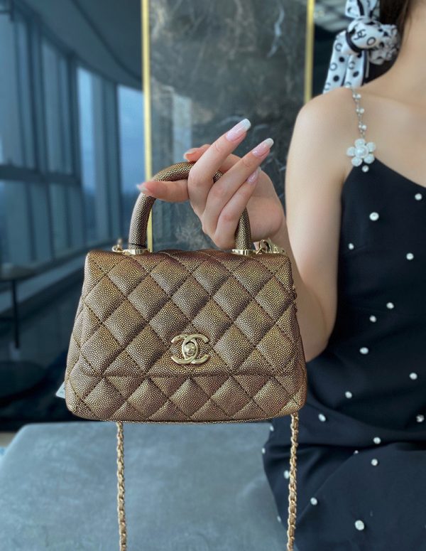 Chanel Coco Handle Bag Metallic Caviar Quilted Gold like authentic sử dụng chất liệu chính hãng, sản xuất hoàn toàn bằng thủ công, chuẩn 99% so với chính hãng, full box và phụ kiện, hỗ trợ trả gop 0% bằng thẻ tín dụng
