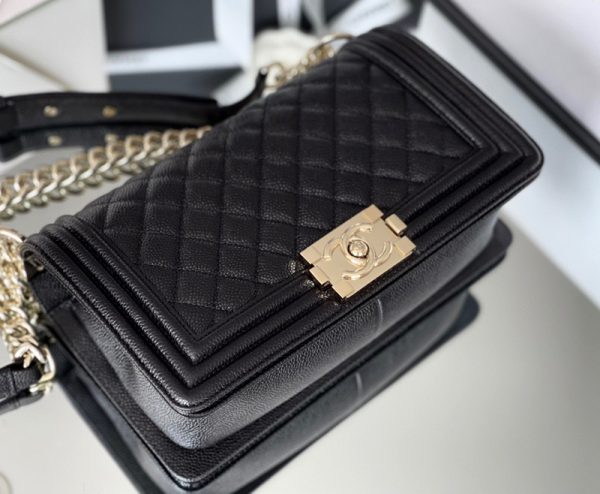 Chanel Boy Bag Black Quilted Caviar like authentic sử dụng chất liệu chính hãng, sản xuất hoàn toàn bằng thủ công, chất lượng tốt nhất hiện nay, chuẩn 99% full box và phụ kiện, cam kết chất lượng tốt nhất, hỗ trợ trả góp 0%