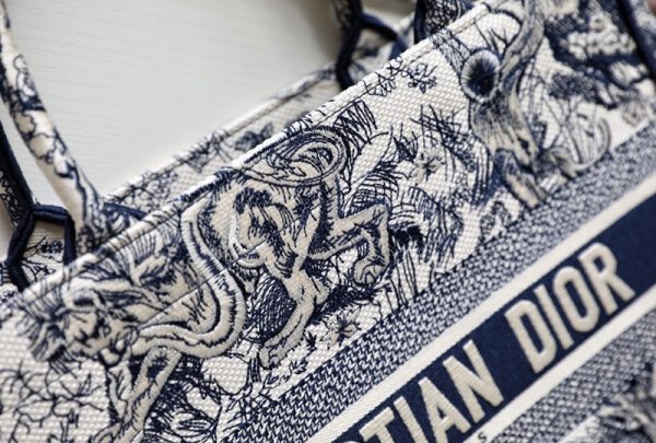 Dior Book Tote Bag Blue Toile De Jouy Embroidery like authentic sử dụng chất liệu chính hãng, sản xuất hoàn toàn bằng thủ công, cam kết chất lượng tốt nhất, hỗ trợ trả góp 0% bằng thẻ tín dụng