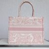 Dior Book Tote Bag Pink Toile De Jouy Embroidery like authentic sử dụng chất liệu chính hãng, sản xuất hoàn toàn bằng thủ công, chất lượng tốt nhất, chuẩn 99% so với chính hãng, hỗ trợ trả góp 0% bằng thẻ tín dụng