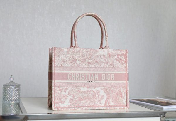 Dior Book Tote Bag Pink Toile De Jouy Embroidery like authentic sử dụng chất liệu chính hãng, sản xuất hoàn toàn bằng thủ công, chất lượng tốt nhất, chuẩn 99% so với chính hãng, hỗ trợ trả góp 0% bằng thẻ tín dụng