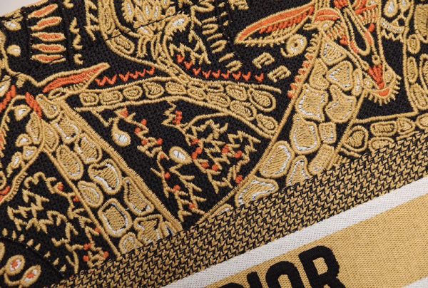Dior Book Tote Bag Yellow Black Animals Embroidery like authentic sử dụng chất liệu chính hãng, sản xuất hoàn toàn bằng thủ công, chuẩn 99% so với chính hãng, cam kết chất lườn tốt nhất, hỗ trợ trả góp 0% bằng thẻ tín dụng