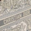 Dior Book Tote Bag Gray Toile De Jouy Embroidery like authentic sử dụng chất liệu chính hãng, sản xuất hoàn toàn bằng thủ công, chất lượng tốt nhất hiện nay, chuẩn 99% so với chính hãng, hỗ trợ trả góp 0% bằng thẻ tín dụng