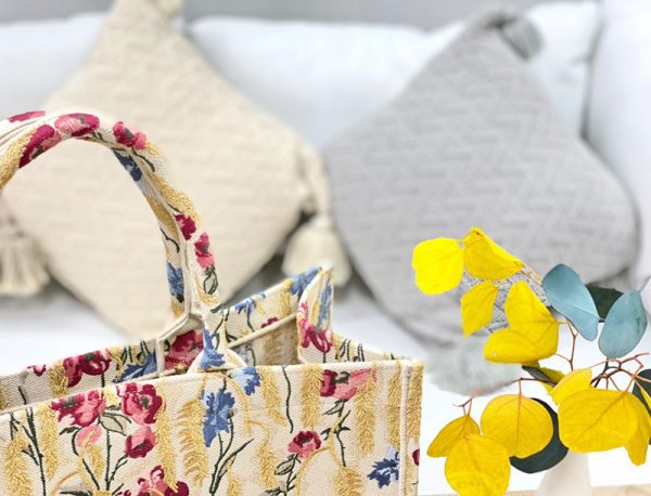 Dior Book Tote bag Beige Hibiscus Embroidery like authentic sử dụng chất liệu chính hãng, sản xuất hoàn toàn bằng thủ công, chuẩn 99% cam kết chất lượng tốt nhất, hỗ trợ trả góp lãi suất 0% bằng thẻ tín dụng