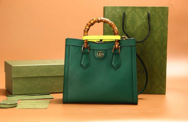 Gucci Diana Small Tote Bag Blue like authentic sử dụng chất liệu chính hãng, sản xuất hoàn toàn bằng thủ công, cam kết chất lượng tốt nhất, chuẩn 99% so với chính hãng, hỗ trợ trả góp 0% bằng thẻ tín dụng