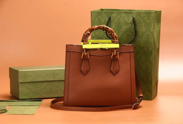 Gucci Diana Small Tote Bag Brown like authentic sử dụng chất liệu chính hãng, sản xuất hoàn toàn bằng thủ công, chuẩn 99% so với chính hãng, hỗ trợ trả góp 0% bằng thẻ tín dụng