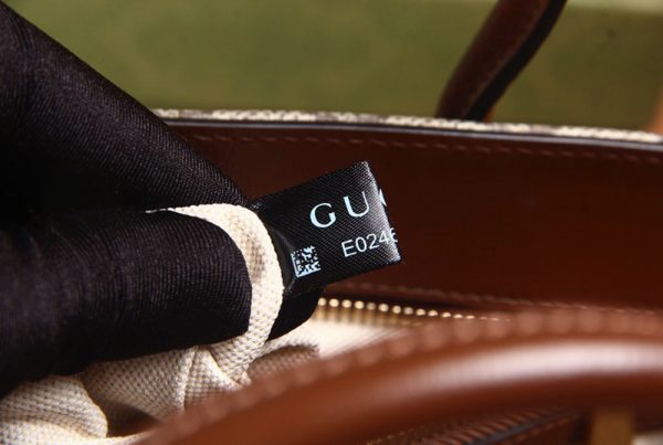 Gucci Small Tote Bag Canvas GG Supreme like authentic sử dụng chất liệu chính hãng, sản xuất hoàn toàn bằng thủ công, chuẩn 99%, nice bag cam kết chất lượng tốt nhất, hỗ trợ trả góp 0% bằng thẻ tín dụng, nhận ship cod toàn quốc