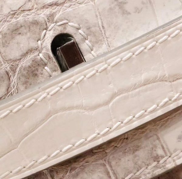 Hermes Birkin Bag 30 Albino Crocodile like authentic sử dụng chất liệu chính hãng, ca sấu bạch tạng thật 100%, sản xuất hoàn toàn bằng thủ công, tỉ mỉ từng chi tiết, chuẩn 99% full box và phụ kiện, cam kết chất lượng tốt nhất, hỗ trợ trả góp 0% bằng thẻ tín dụng
