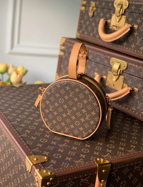 Louis Vuitton Petite Boite Chapeau Monogram Canvas like authentic sử dụng chất liệu chính hãng, sản xuất hoàn toàn bằng thủ công chuẩn 99% so với chính hãng. hỗ trợ trả góp 0% bằng thẻ tín dụng