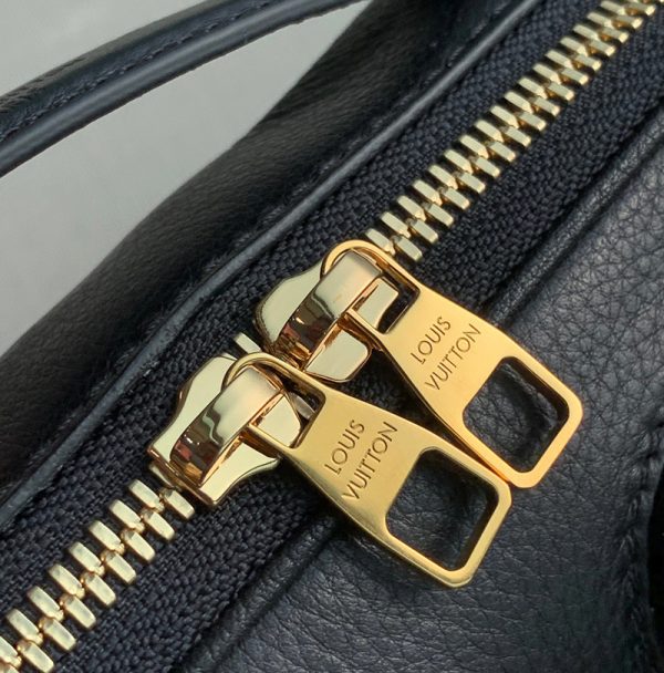 Louis Vuitton Utility Crossbody Calfskin Leather like authentic, sử dụng chất liệu chính hãng, sản xuất hoàn toàn bằng thủ công, chuẩn 99% cam kết chất lượng tốt nhất, hỗ trợ trả góp 0%