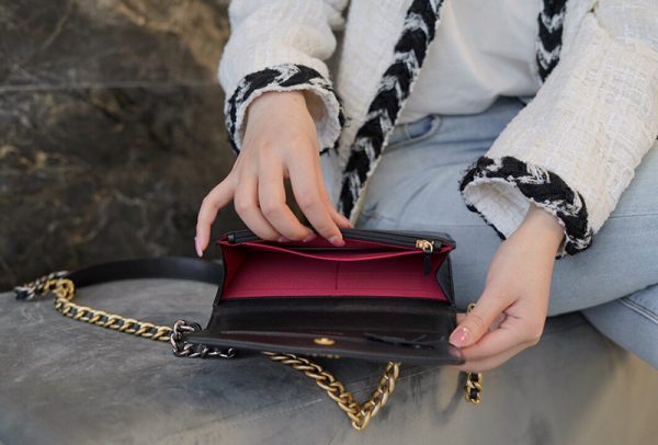 Chanel 19 Bag Wallet On Chain Black like authentic sử dụng chất liệu chính hãng, sản xuất hoàn toàn bằng thủ công, chuẩn 99%, full box và phụ kiện, hỗ trợ trả góp 0% bằng thẻ tín dụng