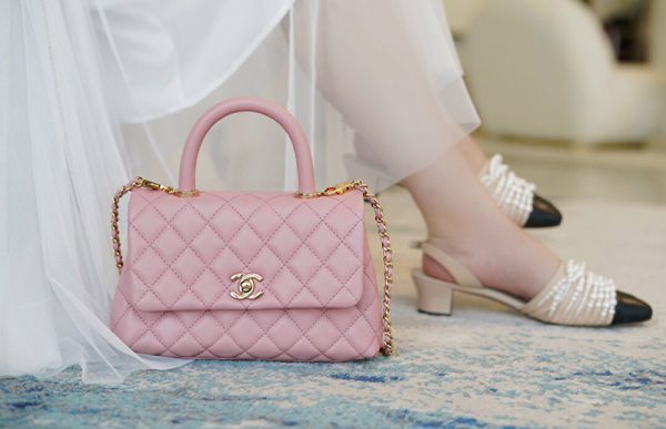 Chanel Coco Handle Bag Pink Caviar Satchel Like authentic sử dụng chất liệu chính hãng, sản xuất hoàn toàn bằng thủ công, cam kết chất lượng tốt nhất hiện nay, full box và phụ kiện, chuẩn 99% so với chính hãng. hỗ trợ trả góp 0% bằng thẻ tín dụng