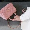 Chanel Coco Handle Bag Pink Caviar Satchel Like authentic sử dụng chất liệu chính hãng, sản xuất hoàn toàn bằng thủ công, cam kết chất lượng tốt nhất hiện nay, full box và phụ kiện, chuẩn 99% so với chính hãng. hỗ trợ trả góp 0% bằng thẻ tín dụng