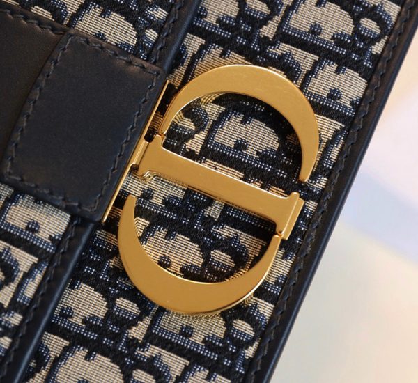 Dior 30 Montaigne Bag Blue Dior Oblique Jacquard like authentic sử dụng chất liệu chính hãng, sản xuất hoàn toàn bằng thủ công, tỉ mi từng chi tiết, chuẩn 99% so với chính hãng, hỗ trợ trả góp 0% bằng thẻ tín dụng