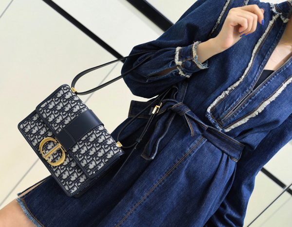 Dior 30 Montaigne Bag Blue Dior Oblique Jacquard like authentic sử dụng chất liệu chính hãng, sản xuất hoàn toàn bằng thủ công, tỉ mi từng chi tiết, chuẩn 99% so với chính hãng, hỗ trợ trả góp 0% bằng thẻ tín dụng