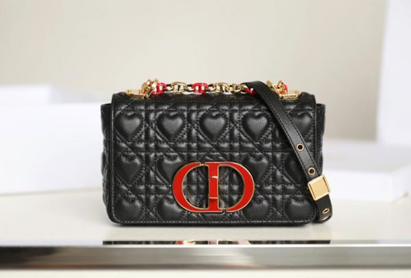 Dior Caro Bag Medium Dioramour Black like authentic sử dụng chất liệu chính hãng, sản xuất hoàn toàn bằng thủ công, chuẩn 99% so với chính hãng, có hỗ trợ trả góp 0% bằng thẻ tín dụng