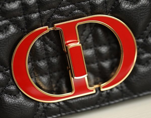 Dior Caro Bag Medium Dioramour Black like authentic sử dụng chất liệu chính hãng, sản xuất hoàn toàn bằng thủ công, chuẩn 99% so với chính hãng, có hỗ trợ trả góp 0% bằng thẻ tín dụng