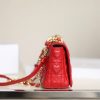 Dior Caro Bag Medium Dioramour Red like authentic sử dụng chất liệu chính hãng, sản xuất hoàn toàn bằng thủ công, tỉ mĩ từng chi tiết nhỏ nhất, chuẩn 99% so với chính hãng, cam kết chất lườn tốt nhất