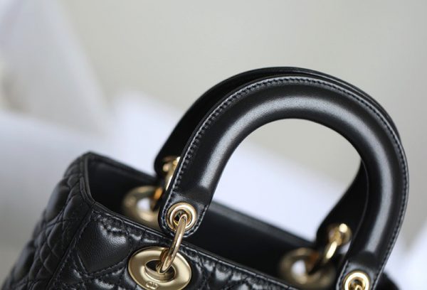 Dior Lady Bag Abc Dioramour like authentic sử dụng chất liệu da nguyên bản như chính hãng, sản xuất hoàn toàn bằng thủ công, chuẩn 99%, nice bag cam kết chất lườn tốt nhất, hỗ trwoj trả góp 0% bằng thẻ tín dụng