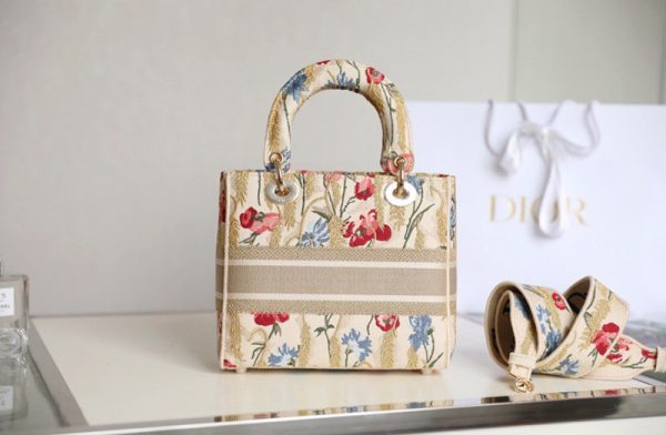 Dior Lady Bag Hibiscus like authentic sử dụng chất liệu chính hãng, sản xuất hoàn toàn bằng thủ công, chất lượng tốt nhất hiện nay, full box và phụ kiện, chuẩn 99% so với chính hãng
