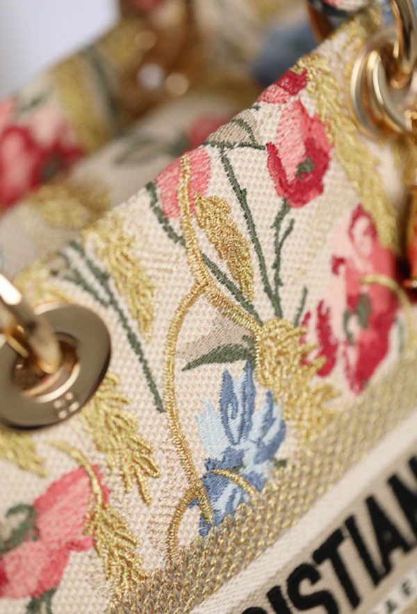 Dior Lady Bag Hibiscus like authentic sử dụng chất liệu chính hãng, sản xuất hoàn toàn bằng thủ công, chất lượng tốt nhất hiện nay, full box và phụ kiện, chuẩn 99% so với chính hãng