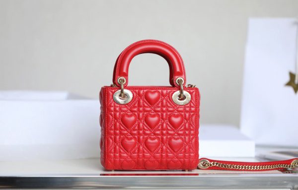 Dior Lady Bag Mini Dioramour Red like authentic sử dụng chất liệu chính hãng, sản xuất hoàn toàn bằng thủ công, tỉ mỉ từng chi tiết, chuẩn 99% so với chính hãng, hỗ trợ trả góp 0% bằng thẻ tín dụng