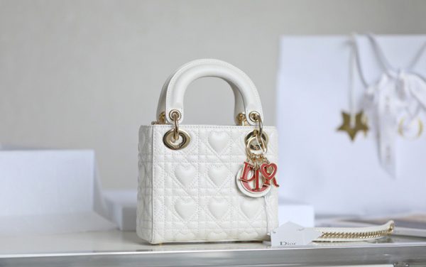 Dior Lady Bag Mini Dioramour White Like authentic sử dụng chất liệu chính hãng, sản xuất hoàn toàn bằng thủ công, chuẩn 99% nicebag cam kết chất lượng tốt nhất hiện nay, hỗ trợ trả góp 0% bằng thẻ tín dụng