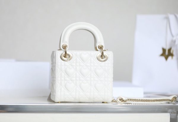 Dior Lady Bag Mini Dioramour White Like authentic sử dụng chất liệu chính hãng, sản xuất hoàn toàn bằng thủ công, chuẩn 99% nicebag cam kết chất lượng tốt nhất hiện nay, hỗ trợ trả góp 0% bằng thẻ tín dụng