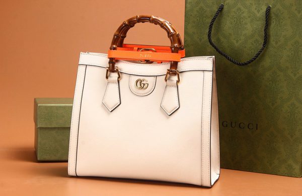 Gucci Diana Small Tote Bag White like authentic sử dụng chất liệu chính hãng, sản xuất hoàn toàn bằng thủ công, chất lượng tốt nhất hiện nay, chuẩn 99% cam kết chất lượng tốt nhất