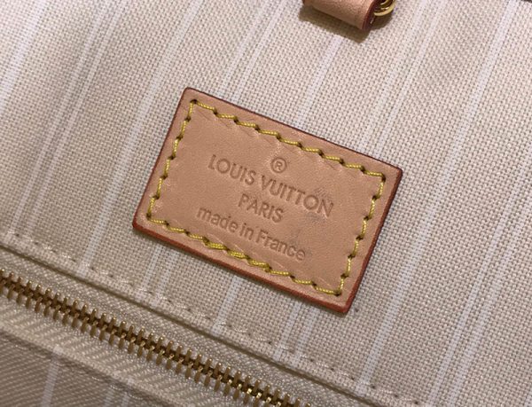 Louis Vuitton Onthego Bag Brume Gray M5764 like authentic sử dụng chất liệu chính hãng, sản xuất hoàn toàn bằng thủ công, chuẩn 99% so với chính hãng, full box và phụ kiện, hỗ trợ trả góp 0% bằng thẻ tín dụng