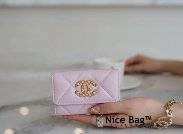 Ví Ví Chanel 19 Small Flap Wallet Lambskin Light Pink like authentic sử dụng chất liệu da cừu nguyên bản như chính hãng, sản xuất hoàn toàn bằng thủ công, full box và phụ kiện, chuẩn 99% so với chính hãng