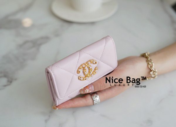 Ví Ví Chanel 19 Small Flap Wallet Lambskin Light Pink like authentic sử dụng chất liệu da cừu nguyên bản như chính hãng, sản xuất hoàn toàn bằng thủ công, full box và phụ kiện, chuẩn 99% so với chính hãng