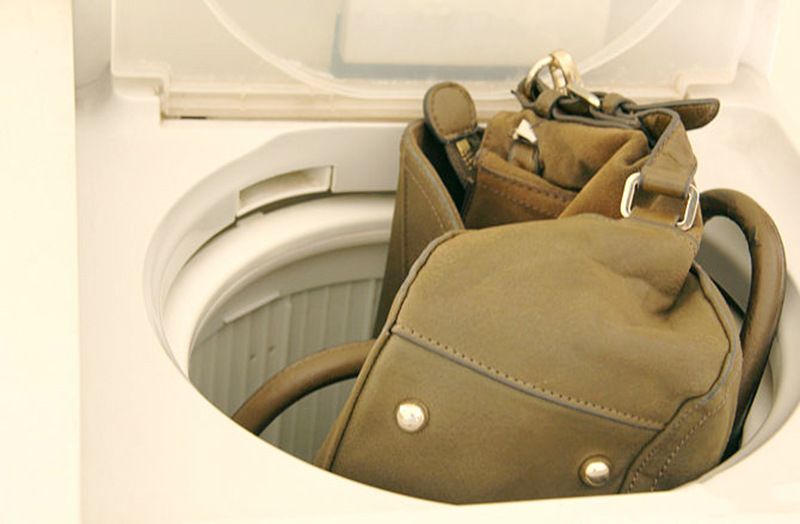 Hướng dẫn Giặt Túi Xách Bằng Da và củng như cách bảo quản sau khi giặt đúng cahs giúp túi luôn sáng bóng củng như mới. và những mẹo nhỏ rất hữu ích 