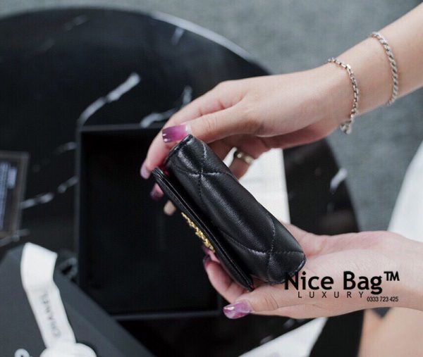 Ví Chanel 19 Small Flap Wallet Black like authentic sử dụng chất liệu chính hãng, sản xuất hoàn toàn bằng thủ công, cam kết chất lượng tốt nhất chuẩn 99% so với chính hãng, full box và phụ kiện