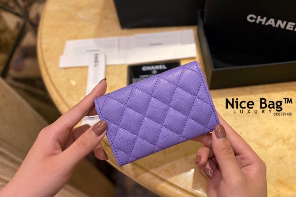 Ví Chanel Grained Calfskin & Gold-Tone Classic Flap Wallet Violet like authentic sử dụng chất liệu da cừu nguyên bản như chính hãng, sản xuất hoàn toàn bằng thủ công, cam kết chất lượng tốt nhất chuẩn 99% so với chính hãng, full box và phụ kiện