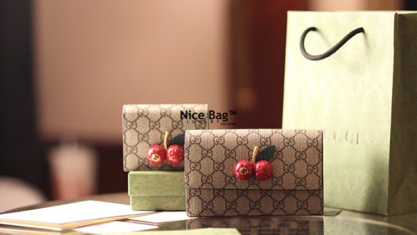 Ví Gucci Supreme Card Case Wallet With Cherries like authentic sử dụng chất liệu chính hãng, sản xuất hoàn toàn bằng thủ công, cam kết chất lượng tốt nhất, chuẩn 99% full box và phụ kiện