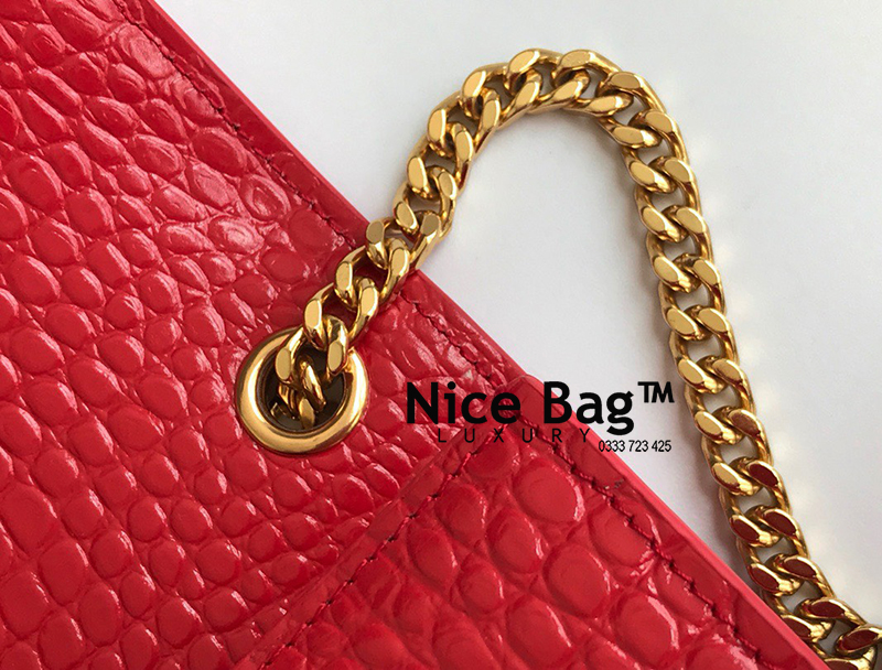 Túi Yves Saint Laurent YSL Monogram Kate Shoulder Medium Croc Red like authentic sử dụng chất liệu nguyên bản như chính hãng, sản xuất hoàn toàn bằng thủ công, kim loại mạ vàng 24k cam kết chất lượng tốt nhất chuẩn 99% so với chính hãng full box và phụ kiện