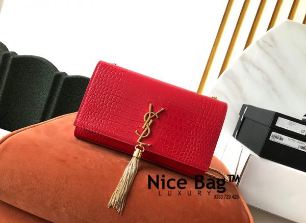 Túi Yves Saint Laurent YSL Monogram Kate Shoulder Medium Croc Red like authentic sử dụng chất liệu nguyên bản như chính hãng, sản xuất hoàn toàn bằng thủ công, kim loại mạ vàng 24k cam kết chất lượng tốt nhất chuẩn 99% so với chính hãng