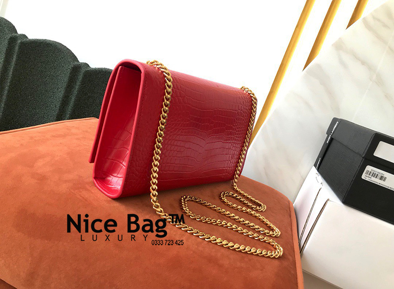 Túi Yves Saint Laurent YSL Monogram Kate Shoulder Medium Croc Red like authentic sử dụng chất liệu nguyên bản như chính hãng, sản xuất hoàn toàn bằng thủ công, kim loại mạ vàng 24k cam kết chất lượng tốt nhất chuẩn 99% so với chính hãng full box và phụ kiện