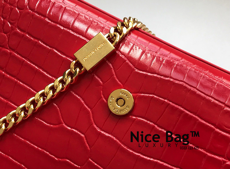 Túi Yves Saint Laurent YSL Monogram Kate Shoulder Medium Croc Red like authentic sử dụng chất liệu nguyên bản như chính hãng, sản xuất hoàn toàn bằng thủ công, kim loại mạ vàng 24k cam kết chất lượng tốt nhất chuẩn 99% so với chính hãng full box và phụ kiện