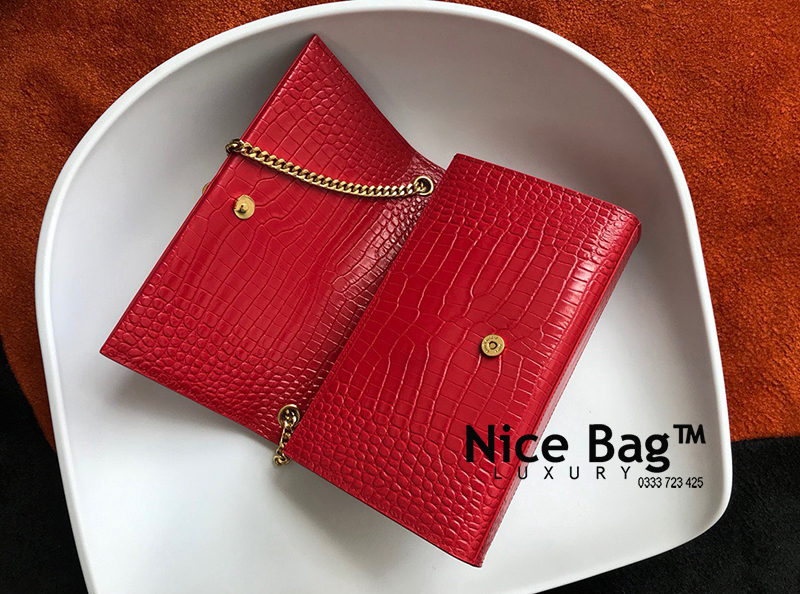 Túi Yves Saint Laurent YSL Monogram Kate Shoulder Medium Croc Red like authentic sử dụng chất liệu nguyên bản như chính hãng, sản xuất hoàn toàn bằng thủ công, kim loại mạ vàng 24k cam kết chất lượng tốt nhất chuẩn 99% so với chính hãng full box và phụ kiện